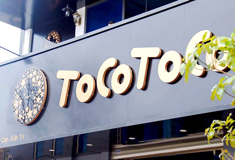 Biển cửa hàng trà sữa Toco toco